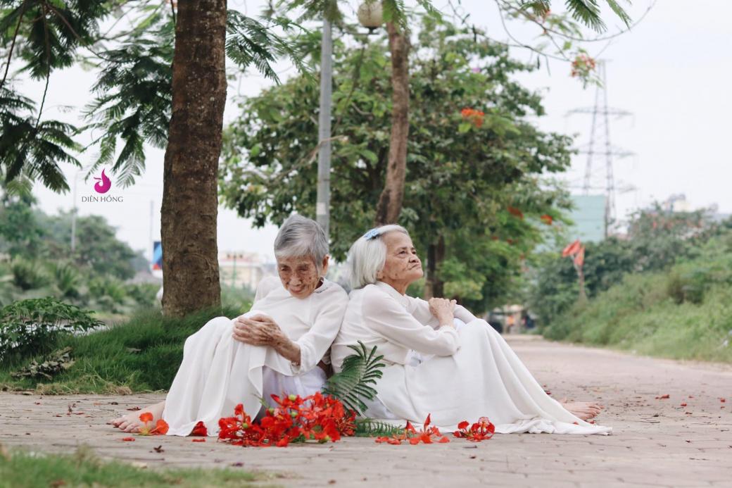 Bộ ảnh kỷ yếu của hai cụ bà trăm tuổi khiến lòng người bồi hồi nghĩ về tình bạn và thuở hoa niên Bộ ảnh kỷ yếu của hai cụ bà trăm tuổi khiến lòng người bồi hồi nghĩ về tình bạn và thuở hoa niên