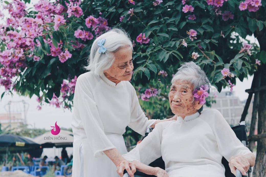 Bộ ảnh kỷ yếu của hai cụ bà trăm tuổi khiến lòng người bồi hồi nghĩ về tình bạn và thuở hoa niên Bộ ảnh kỷ yếu của hai cụ bà trăm tuổi khiến lòng người bồi hồi nghĩ về tình bạn và thuở hoa niên
