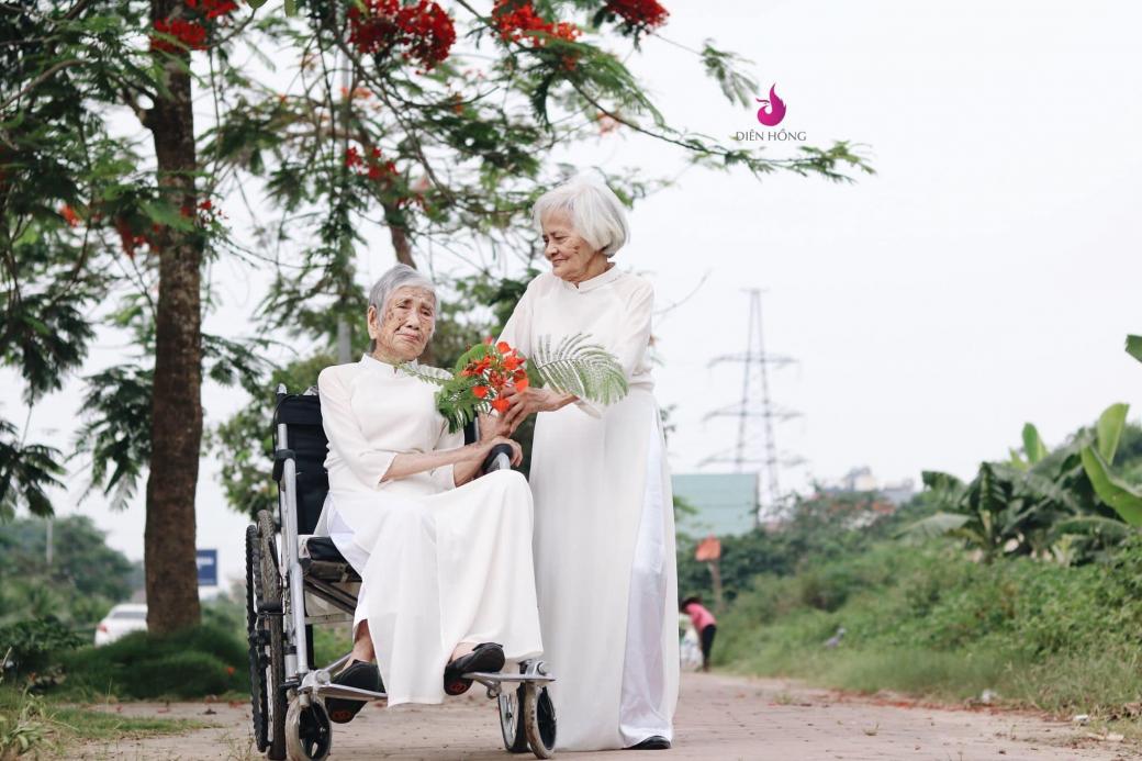 Bộ ảnh kỷ yếu của hai cụ bà trăm tuổi khiến lòng người bồi hồi nghĩ về tình bạn và thuở hoa niên Bộ ảnh kỷ yếu của hai cụ bà trăm tuổi khiến lòng người bồi hồi nghĩ về tình bạn và thuở hoa niên