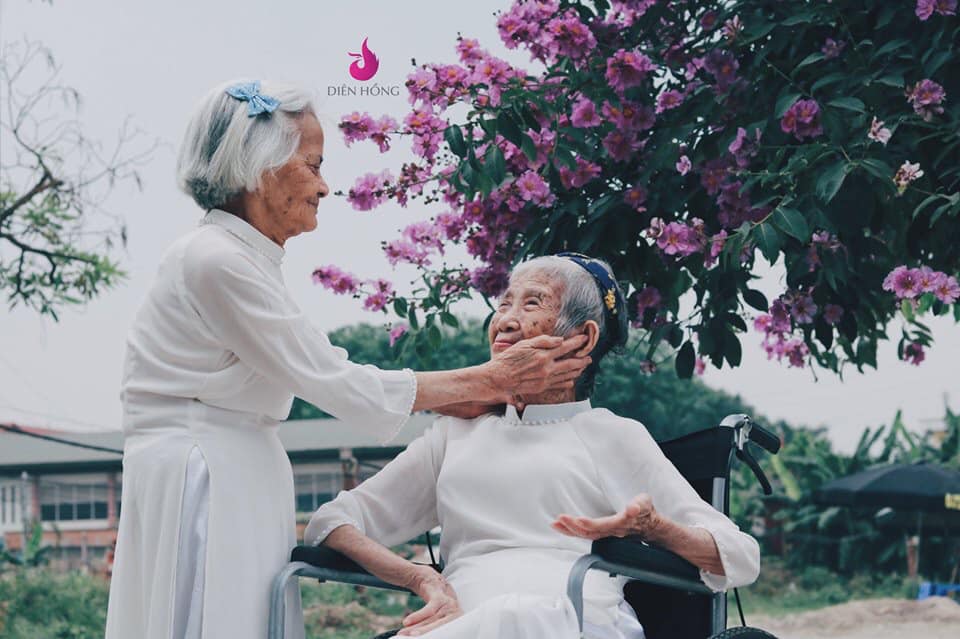 Bộ ảnh kỷ yếu của hai cụ bà trăm tuổi khiến lòng người bồi hồi nghĩ về tình bạn và thuở hoa niên Bộ ảnh kỷ yếu của hai cụ bà trăm tuổi khiến lòng người bồi hồi nghĩ về tình bạn và thuở hoa niên