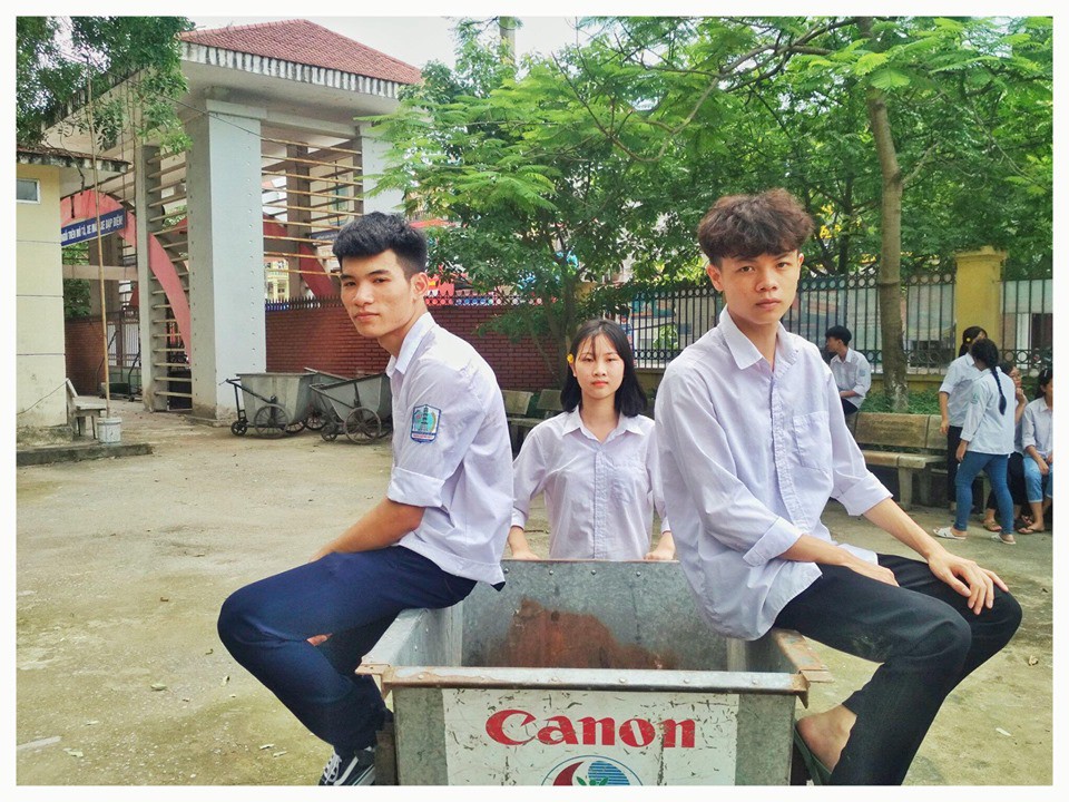 Bộ ảnh kỷ yếu 'Mình cùng nhau đóng băng' khiến dân mạng cười bò vì độ... đơ của các nhân vật Bộ ảnh kỷ yếu 'Mình cùng nhau đóng băng' khiến dân mạng cười bò vì độ... đơ của các nhân vật
