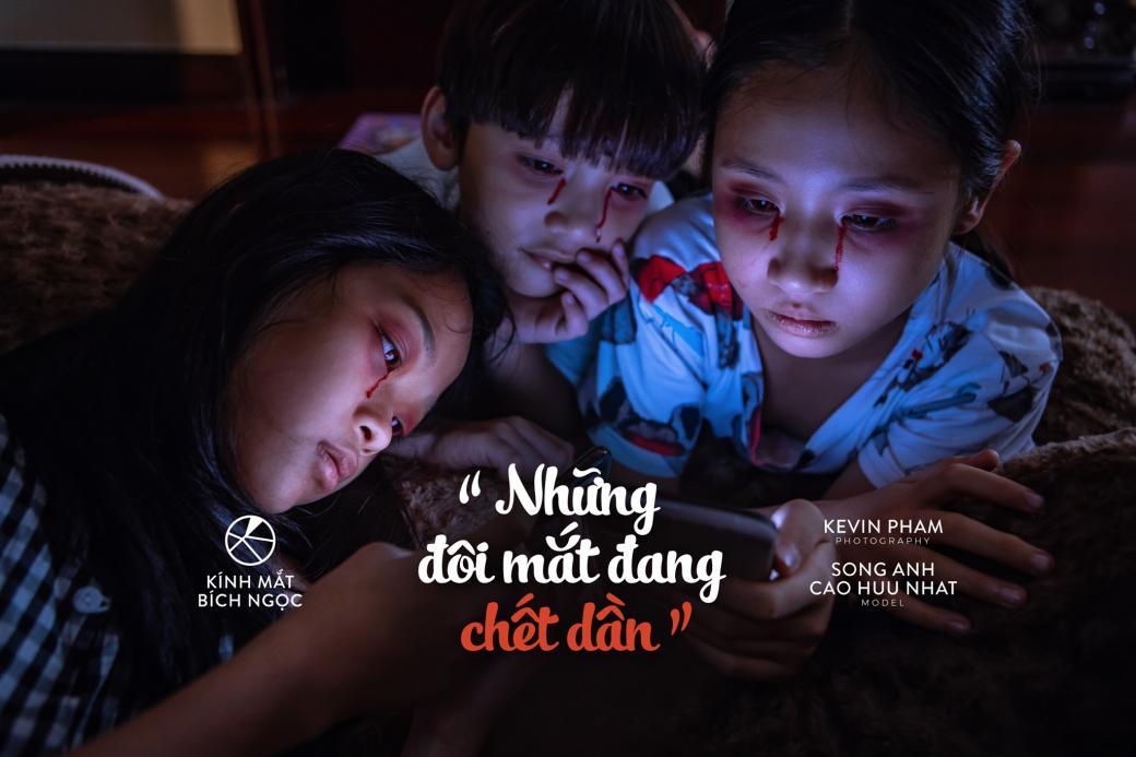'Những Đôi Mắt Đang Chết Dần': Bộ ảnh vạch trần cách dạy con sai trái của cha mẹ thời công nghệ 'Những Đôi Mắt Đang Chết Dần': Bộ ảnh vạch trần cách dạy con sai trái của cha mẹ thời công nghệ