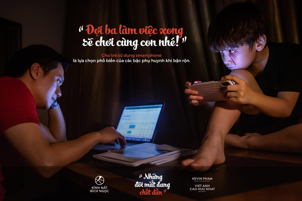 'Những Đôi Mắt Đang Chết Dần': Bộ ảnh vạch trần cách dạy con sai trái của cha mẹ thời công nghệ 'Những Đôi Mắt Đang Chết Dần': Bộ ảnh vạch trần cách dạy con sai trái của cha mẹ thời công nghệ