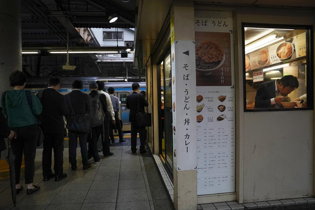Cuộc sống ngột ngạt ở Tokyo nhìn từ những chuyến tàu điện ngầm Cuộc sống ngột ngạt ở Tokyo nhìn từ những chuyến tàu điện ngầm
