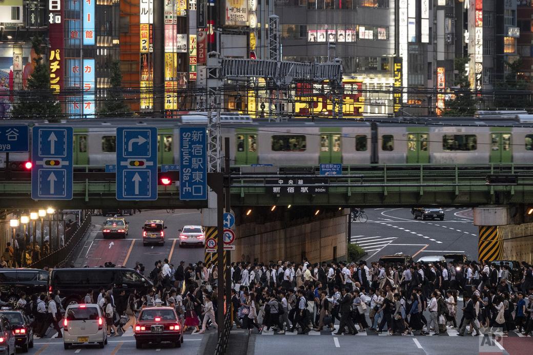 Cuộc sống ngột ngạt ở Tokyo nhìn từ những chuyến tàu điện ngầm Cuộc sống ngột ngạt ở Tokyo nhìn từ những chuyến tàu điện ngầm