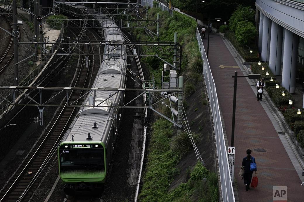 Cuộc sống ngột ngạt ở Tokyo nhìn từ những chuyến tàu điện ngầm Cuộc sống ngột ngạt ở Tokyo nhìn từ những chuyến tàu điện ngầm