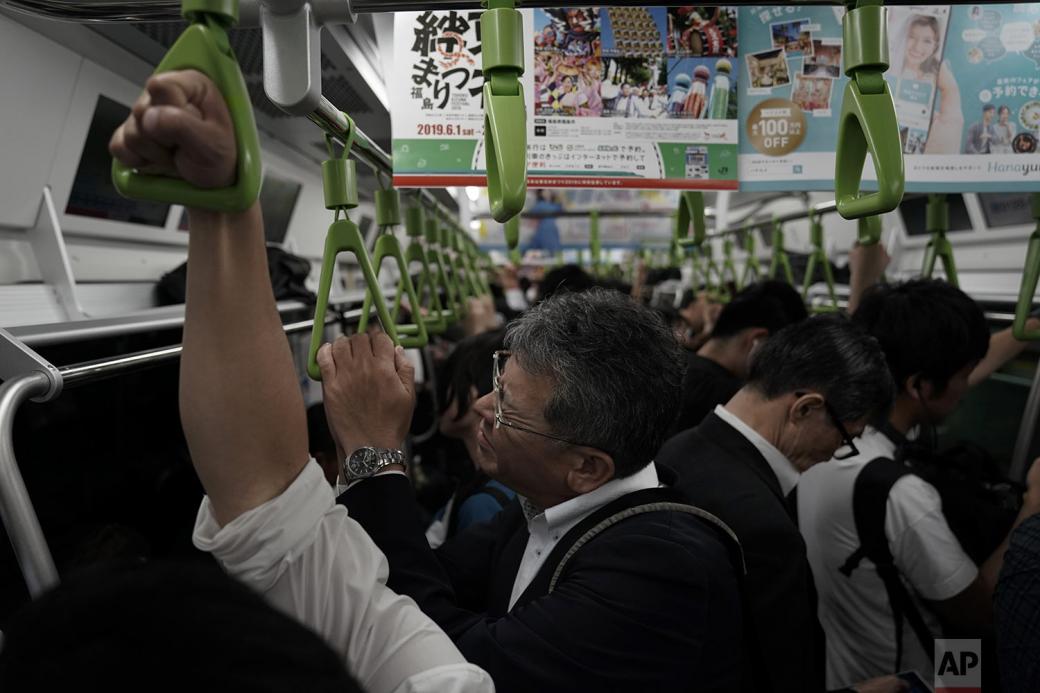 Cuộc sống ngột ngạt ở Tokyo nhìn từ những chuyến tàu điện ngầm Cuộc sống ngột ngạt ở Tokyo nhìn từ những chuyến tàu điện ngầm