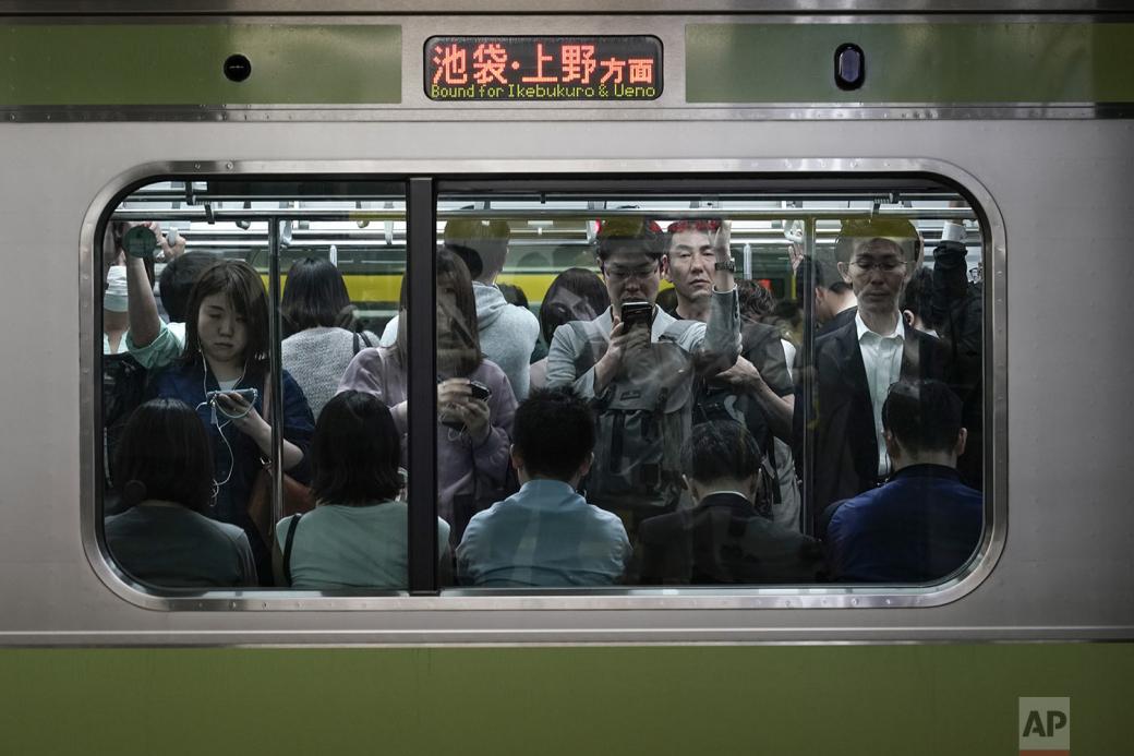 Cuộc sống ngột ngạt ở Tokyo nhìn từ những chuyến tàu điện ngầm Cuộc sống ngột ngạt ở Tokyo nhìn từ những chuyến tàu điện ngầm