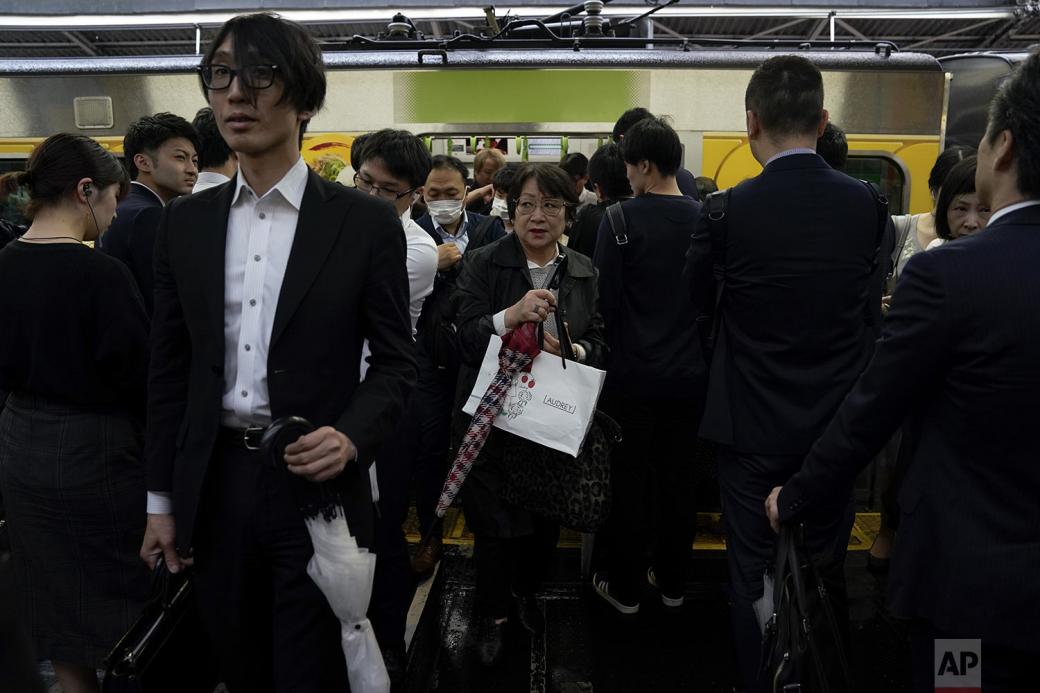 Cuộc sống ngột ngạt ở Tokyo nhìn từ những chuyến tàu điện ngầm Cuộc sống ngột ngạt ở Tokyo nhìn từ những chuyến tàu điện ngầm