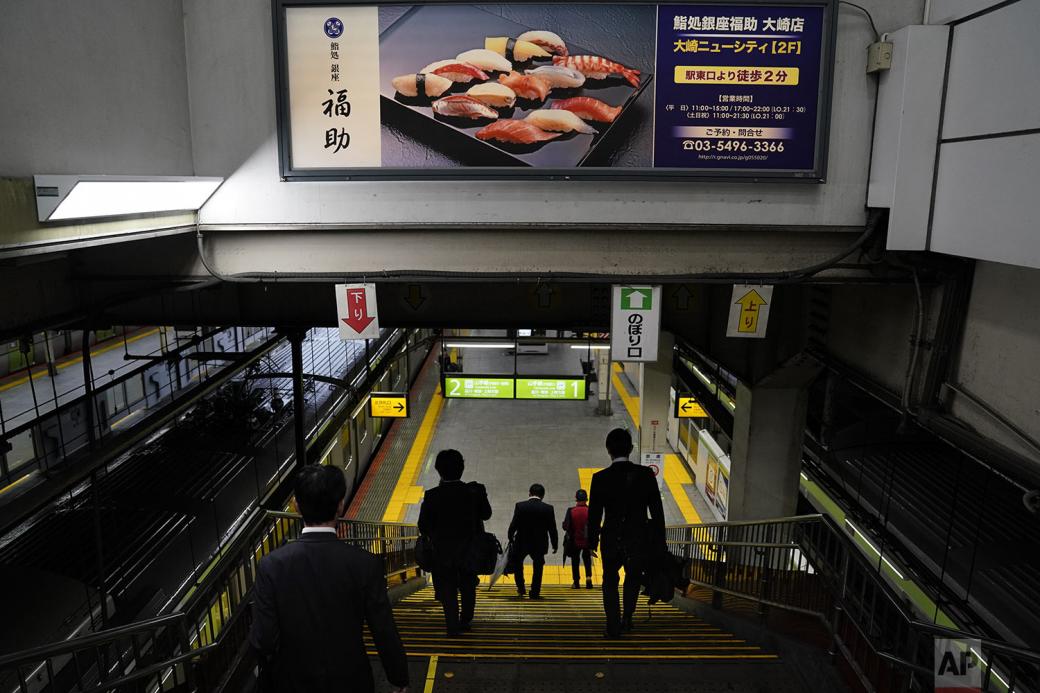 Cuộc sống ngột ngạt ở Tokyo nhìn từ những chuyến tàu điện ngầm Cuộc sống ngột ngạt ở Tokyo nhìn từ những chuyến tàu điện ngầm