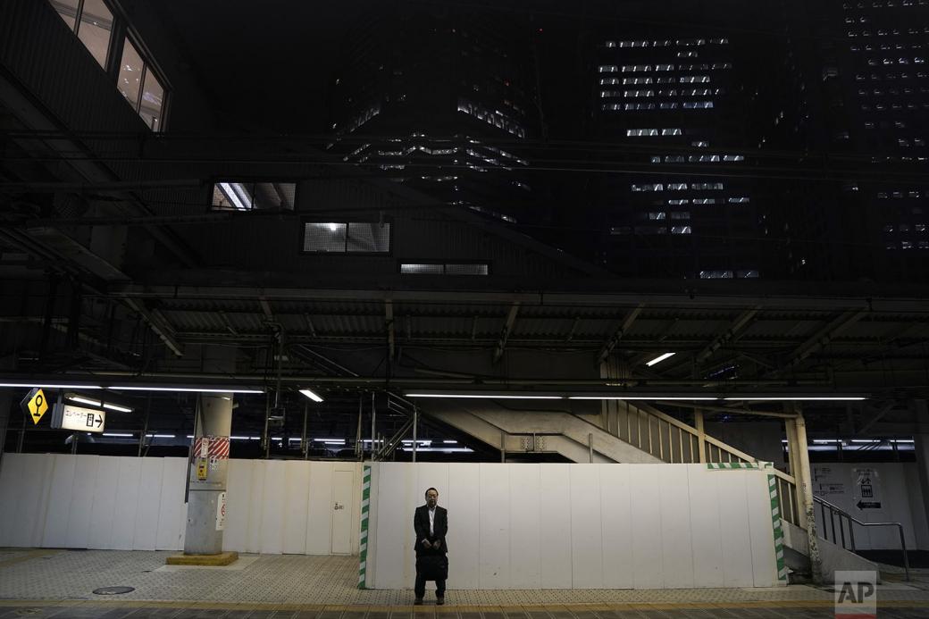 Cuộc sống ngột ngạt ở Tokyo nhìn từ những chuyến tàu điện ngầm Cuộc sống ngột ngạt ở Tokyo nhìn từ những chuyến tàu điện ngầm