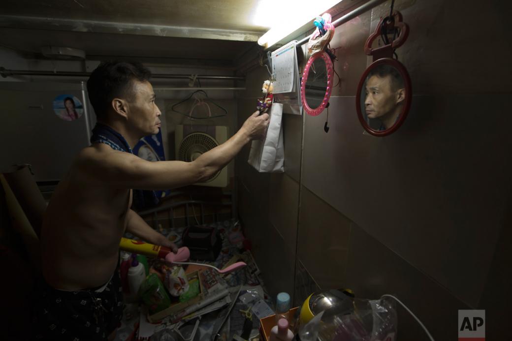 Cuộc sống trong những 'căn hộ quan tài' nhỏ bé đến mức không thể duỗi chân ở Hồng Kông Cuộc sống trong những 'căn hộ quan tài' nhỏ bé đến mức không thể duỗi chân ở Hồng Kông
