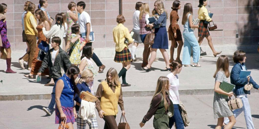 Thời trang trong trường học thập niên 60: Phong cách hippie cá tính và nổi loạn Thời trang trong trường học thập niên 60: Phong cách hippie cá tính và nổi loạn