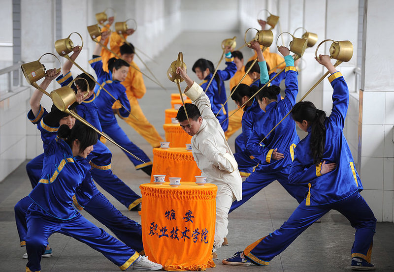 Sự giằng xé giữa truyền thống và tính biểu diễn của văn hoá 'kung fu trà đạo' tại Trung Quốc Sự giằng xé giữa truyền thống và tính biểu diễn của văn hoá 'kung fu trà đạo' tại Trung Quốc