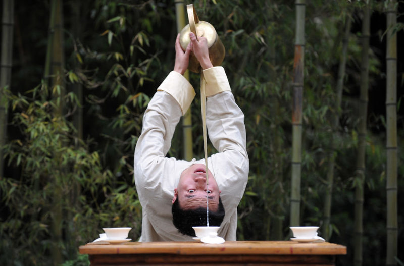 Sự giằng xé giữa truyền thống và tính biểu diễn của văn hoá 'kung fu trà đạo' tại Trung Quốc Sự giằng xé giữa truyền thống và tính biểu diễn của văn hoá 'kung fu trà đạo' tại Trung Quốc