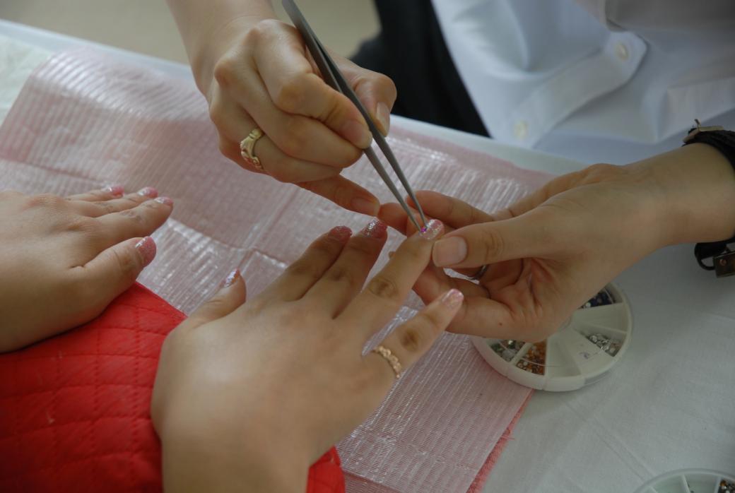 Cô gái Úc sôi máu khi nghe bạn trai dịch lại những lời nói xấu của các nhân viên làm móng người Việt Cô gái Úc sôi máu khi nghe bạn trai dịch lại những lời nói xấu của các nhân viên làm móng người Việt