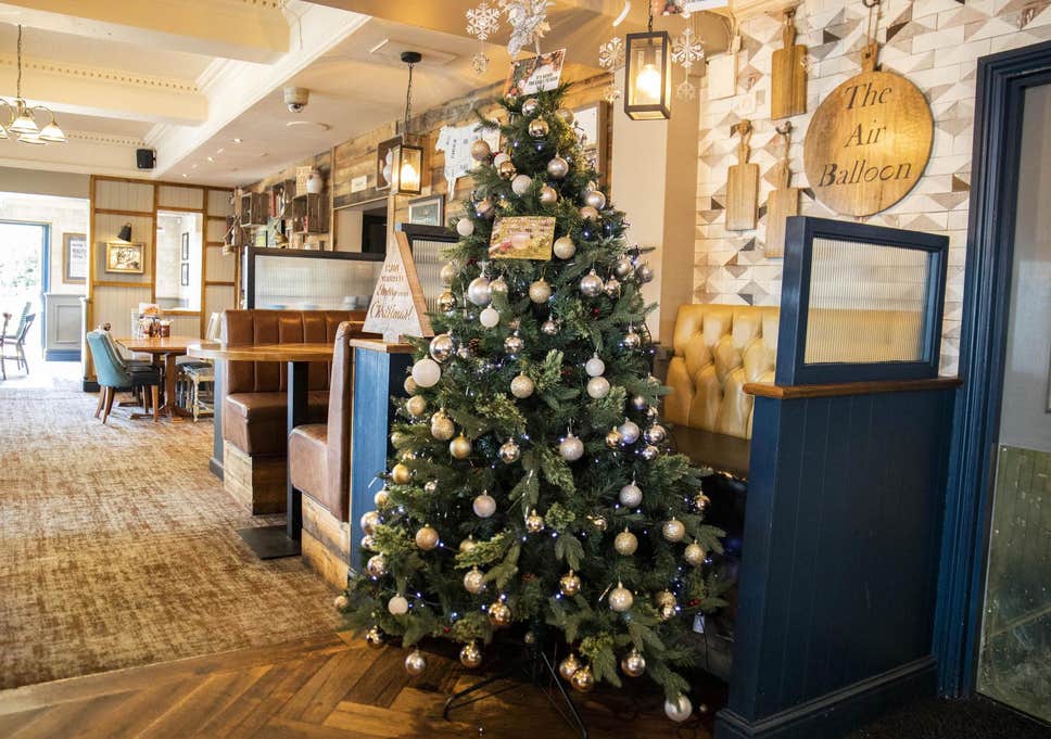 Sống chill như người Anh: Quán rượu trang trí cây thông Noel ngay giữa tháng Bảy Sống chill như người Anh: Quán rượu trang trí cây thông Noel ngay giữa tháng Bảy