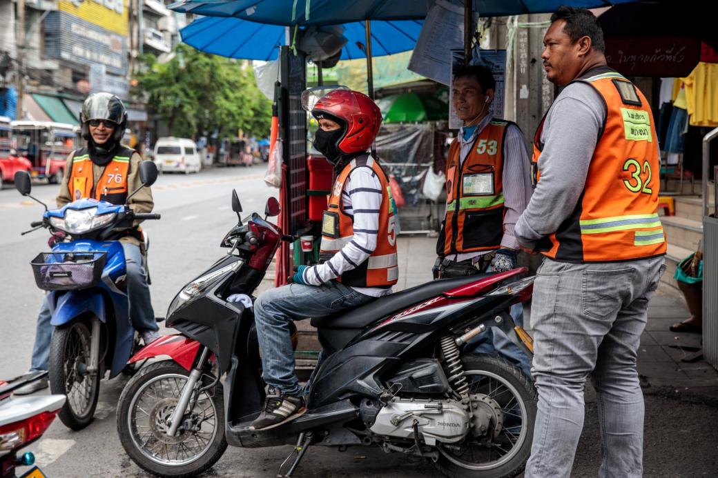 Cuộc chiến Xe ôm truyền thống vs. Xe ôm công nghệ: Máu đã đổ ở Bangkok Cuộc chiến Xe ôm truyền thống vs. Xe ôm công nghệ: Máu đã đổ ở Bangkok