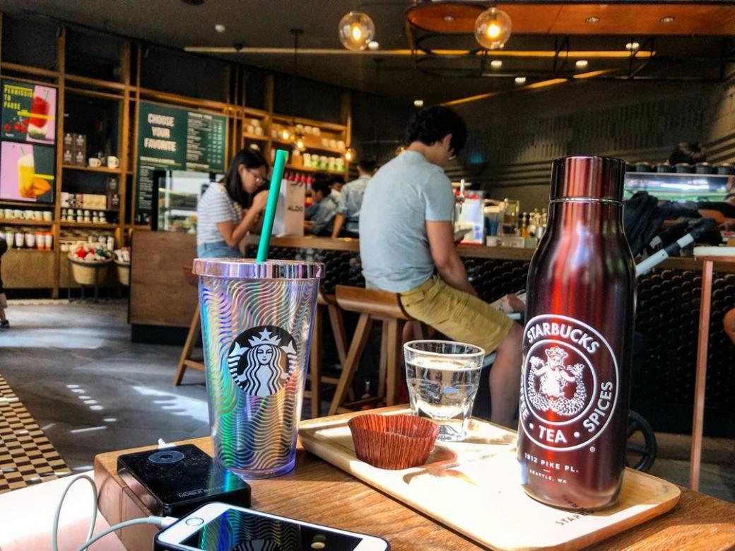 Tranh cãi: Đã bỏ nhiều tiền uống Starbucks sao còn phải tự dọn ly? Tranh cãi: Đã bỏ nhiều tiền uống Starbucks sao còn phải tự dọn ly?