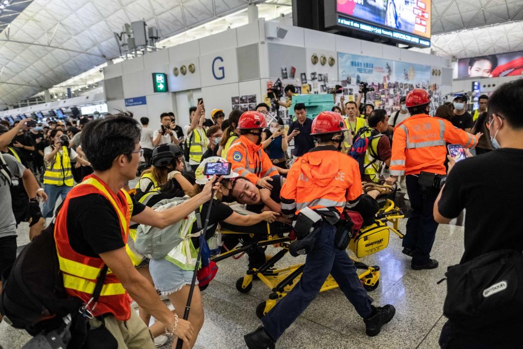 Sinh viên Hong Kong xin lỗi du khách vì đã có hành vi bạo lực, cản trở hoạt động của sân bay quốc tế Sinh viên Hong Kong xin lỗi du khách vì đã có hành vi bạo lực, cản trở hoạt động của sân bay quốc tế