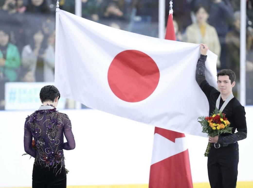 VĐV trượt băng Canada giúp giương cờ cho nhà vô địch Nhật Bản khi thấy lá cờ không nổi bật VĐV trượt băng Canada giúp giương cờ cho nhà vô địch Nhật Bản khi thấy lá cờ không nổi bật