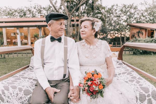 'Dù cho mưa tôi xin đưa em đến cuối cuộc đời...' 'Dù cho mưa tôi xin đưa em đến cuối cuộc đời...'