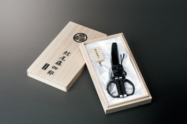 Những thanh Katana siêu ngầu chỉ để... cắt giấy Những thanh Katana siêu ngầu chỉ để... cắt giấy