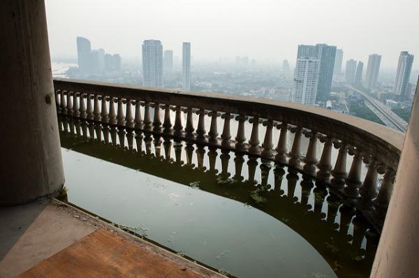 Đặt chân vào bên trong toà cao ốc bỏ hoang rùng rợn nhất Bangkok Đặt chân vào bên trong toà cao ốc bỏ hoang rùng rợn nhất Bangkok