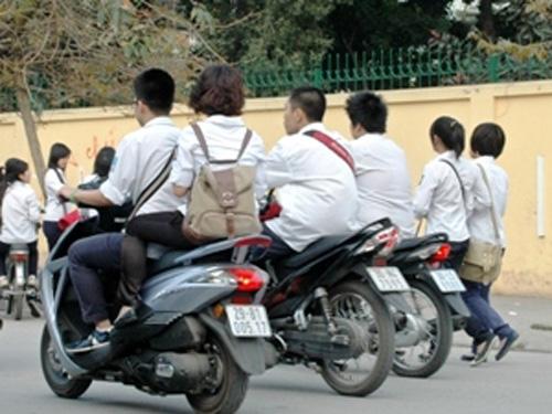 11 kiểu đi xe máy ở Việt Nam khiến người nước ngoài 'ngả mũ' bái phục 11 kiểu đi xe máy ở Việt Nam khiến người nước ngoài 'ngả mũ' bái phục