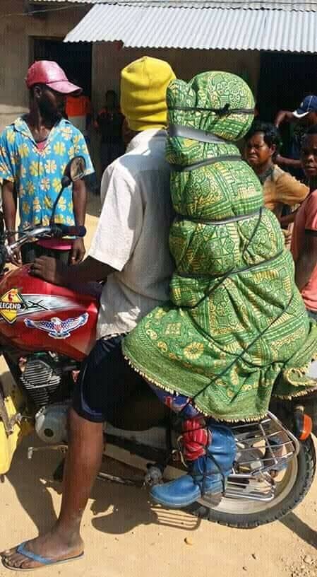 Dịch vụ chuyển phát nhanh... xác chết bằng xe máy ở Châu Phi Dịch vụ chuyển phát nhanh... xác chết bằng xe máy ở Châu Phi