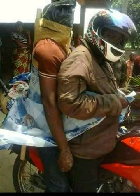 Dịch vụ chuyển phát nhanh... xác chết bằng xe máy ở Châu Phi Dịch vụ chuyển phát nhanh... xác chết bằng xe máy ở Châu Phi
