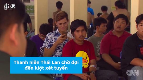 Các 'đại trượng phu' Thái Lan òa khóc khi rút phải thẻ đỏ trong ngày xét tuyển quân sự Các 'đại trượng phu' Thái Lan òa khóc khi rút phải thẻ đỏ trong ngày xét tuyển quân sự