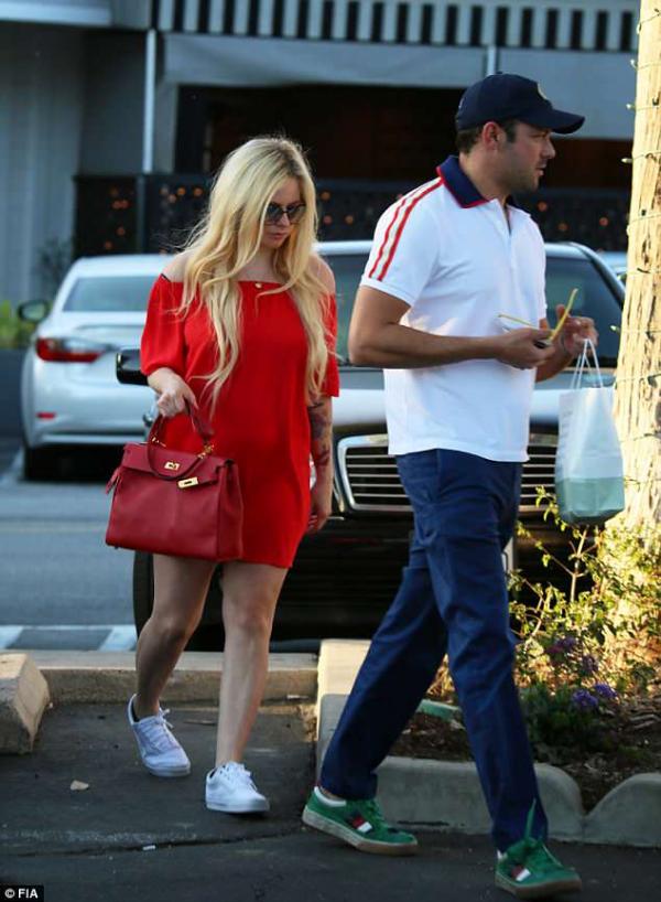 Avril Lavigne hẹn hò con trai của tỷ phú, thuộc dòng dõi quý tộc Ai Cập Avril Lavigne hẹn hò con trai của tỷ phú, thuộc dòng dõi quý tộc Ai Cập