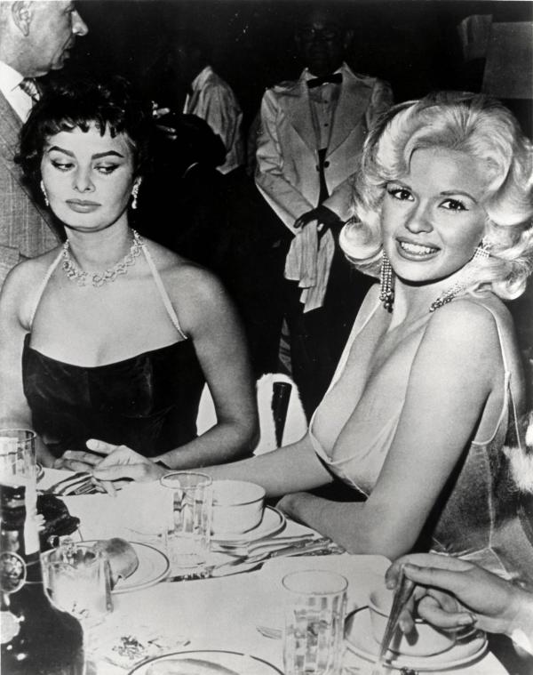 Sự thật về bức ảnh nổi tiếng nhất Hollywood: Sophia Loren 'lườm nguýt' 'biểu tượng sex' Jayne Mansfield Sự thật về bức ảnh nổi tiếng nhất Hollywood: Sophia Loren 'lườm nguýt' 'biểu tượng sex' Jayne Mansfield