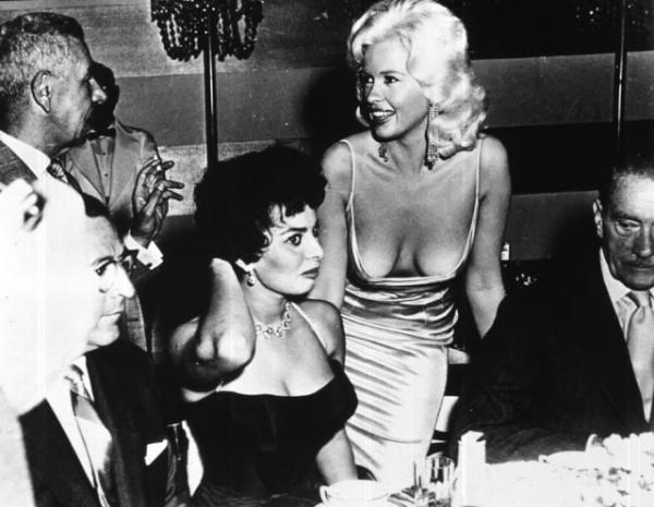 Sự thật về bức ảnh nổi tiếng nhất Hollywood: Sophia Loren 'lườm nguýt' 'biểu tượng sex' Jayne Mansfield Sự thật về bức ảnh nổi tiếng nhất Hollywood: Sophia Loren 'lườm nguýt' 'biểu tượng sex' Jayne Mansfield