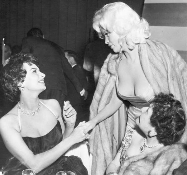 Sự thật về bức ảnh nổi tiếng nhất Hollywood: Sophia Loren 'lườm nguýt' 'biểu tượng sex' Jayne Mansfield Sự thật về bức ảnh nổi tiếng nhất Hollywood: Sophia Loren 'lườm nguýt' 'biểu tượng sex' Jayne Mansfield