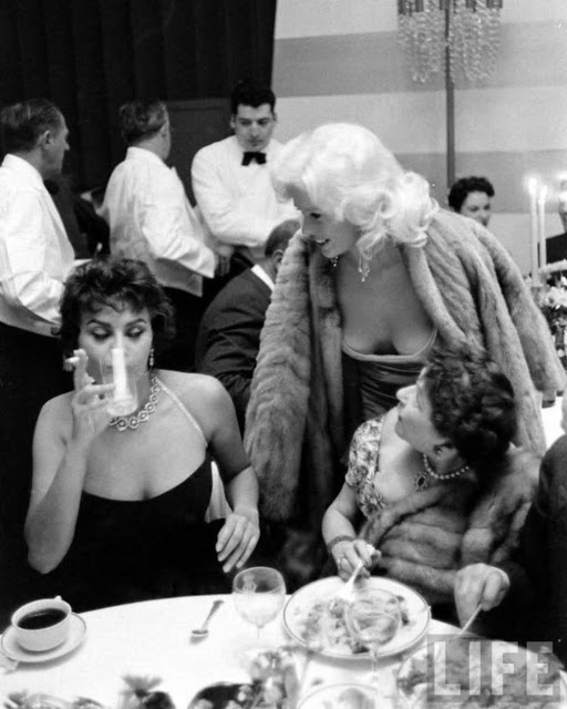 Sự thật về bức ảnh nổi tiếng nhất Hollywood: Sophia Loren 'lườm nguýt' 'biểu tượng sex' Jayne Mansfield Sự thật về bức ảnh nổi tiếng nhất Hollywood: Sophia Loren 'lườm nguýt' 'biểu tượng sex' Jayne Mansfield