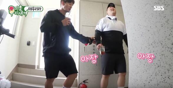 Hết cả hồn khi nghe Kim Jong Kook khuyên quản lý: 'Dù có là heo cũng phải làm con heo khoẻ mạnh' Hết cả hồn khi nghe Kim Jong Kook khuyên quản lý: 'Dù có là heo cũng phải làm con heo khoẻ mạnh'