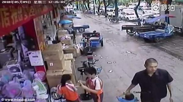 Anh trai nhanh trí giằng giật, cứu thoát em khỏi tay kẻ 'bắt cóc' lạ mặt Anh trai nhanh trí giằng giật, cứu thoát em khỏi tay kẻ 'bắt cóc' lạ mặt