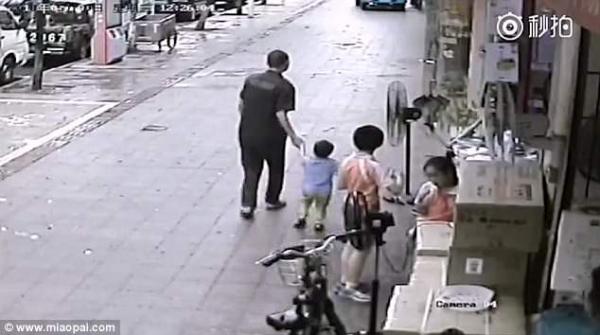 Anh trai nhanh trí giằng giật, cứu thoát em khỏi tay kẻ 'bắt cóc' lạ mặt Anh trai nhanh trí giằng giật, cứu thoát em khỏi tay kẻ 'bắt cóc' lạ mặt