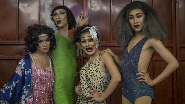 Xem các Drag Queens quậy tung cuộc sống về đêm ở Hà Nội như thế nào? Xem các Drag Queens quậy tung cuộc sống về đêm ở Hà Nội như thế nào?