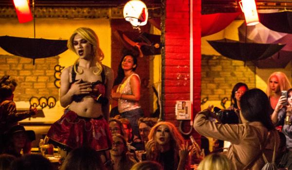 Xem các Drag Queens quậy tung cuộc sống về đêm ở Hà Nội như thế nào? Xem các Drag Queens quậy tung cuộc sống về đêm ở Hà Nội như thế nào?
