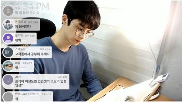 Trai đẹp Hàn Quốc bỗng dưng nổi tiếng nhờ livestream cảnh ngồi im học bài gần... 7 tiếng Trai đẹp Hàn Quốc bỗng dưng nổi tiếng nhờ livestream cảnh ngồi im học bài gần... 7 tiếng