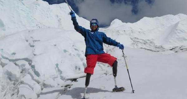 Cụ ông cụt 2 chân người Trung Quốc chinh phục thành công đỉnh Everest Cụ ông cụt 2 chân người Trung Quốc chinh phục thành công đỉnh Everest