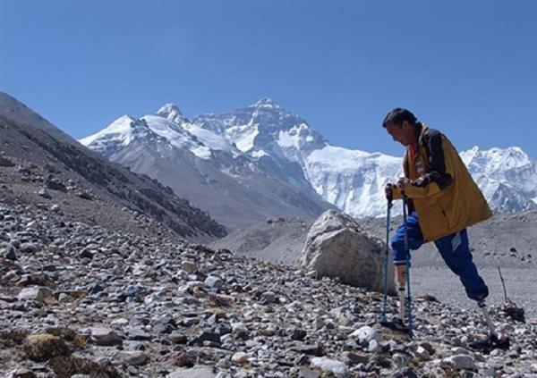 Cụ ông cụt 2 chân người Trung Quốc chinh phục thành công đỉnh Everest Cụ ông cụt 2 chân người Trung Quốc chinh phục thành công đỉnh Everest