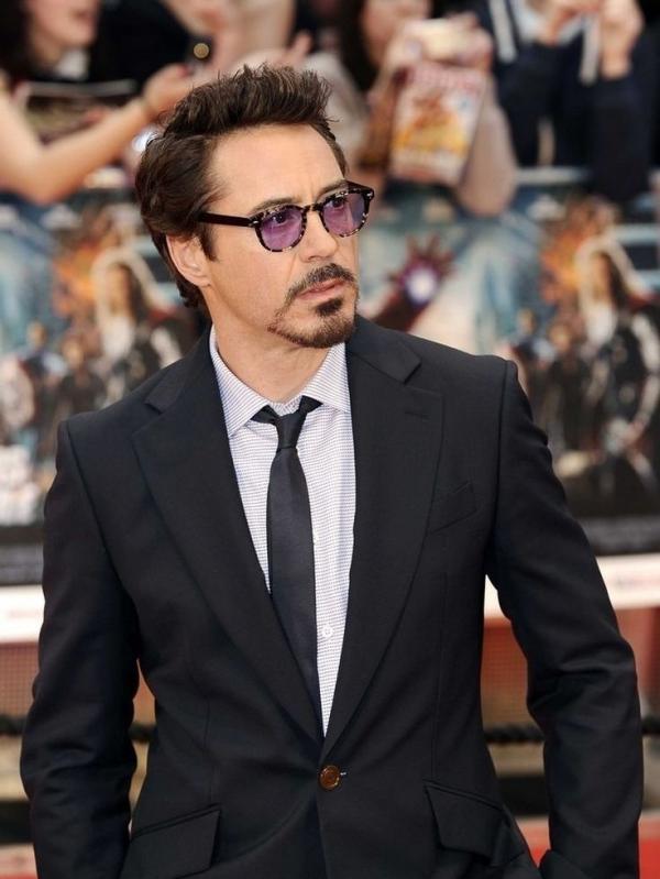 Người đẹp Việt hân hoan vì được chụp hình với siêu sao 'Iron Man', ai ngờ là... 'hàng super fake' Người đẹp Việt hân hoan vì được chụp hình với siêu sao 'Iron Man', ai ngờ là... 'hàng super fake'