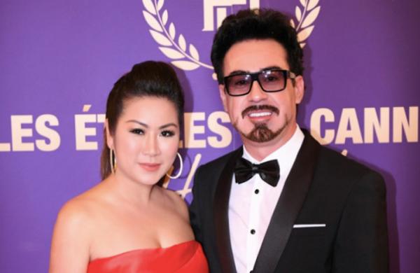 Người đẹp Việt hân hoan vì được chụp hình với siêu sao 'Iron Man', ai ngờ là... 'hàng super fake' Người đẹp Việt hân hoan vì được chụp hình với siêu sao 'Iron Man', ai ngờ là... 'hàng super fake'