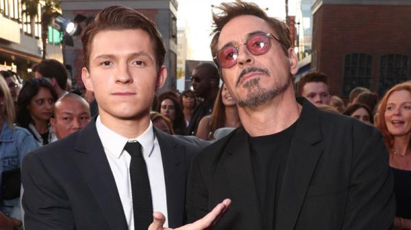 Người đẹp Việt hân hoan vì được chụp hình với siêu sao 'Iron Man', ai ngờ là... 'hàng super fake' Người đẹp Việt hân hoan vì được chụp hình với siêu sao 'Iron Man', ai ngờ là... 'hàng super fake'