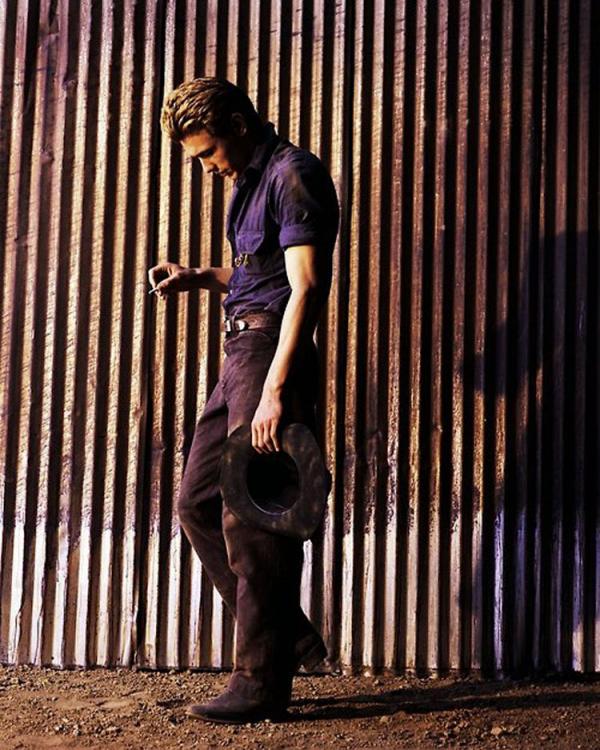 Cuộc đời tài tử bạc mệnh James Dean: 'Sống gấp, chết trẻ, hoang dại và hưởng thụ' Cuộc đời tài tử bạc mệnh James Dean: 'Sống gấp, chết trẻ, hoang dại và hưởng thụ'
