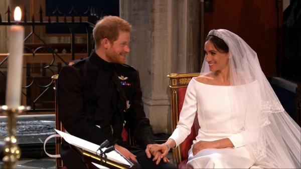 Hãy tìm người đàn ông khóc vì bạn, cười cùng bạn và nhìn bạn như cách Hoàng tử Harry nhìn Meghan Hãy tìm người đàn ông khóc vì bạn, cười cùng bạn và nhìn bạn như cách Hoàng tử Harry nhìn Meghan